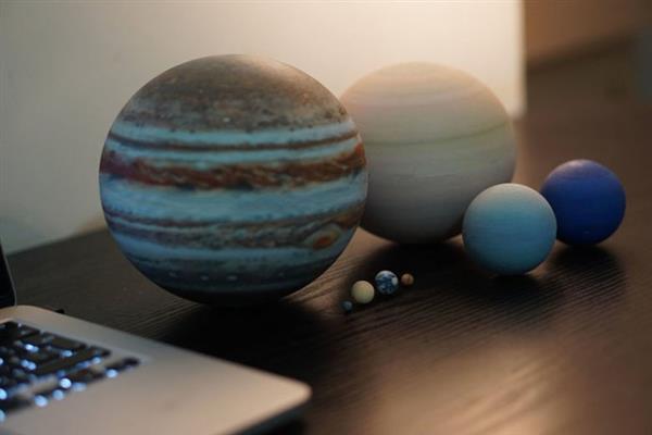 amazing-miniature-3d-printed-solar-systems-moons-and-planets-that-fit-on-your-desk-3.jpg