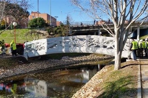 Испания представила первый пешеходный мост, изготовленный на 3D-принтере из бетона