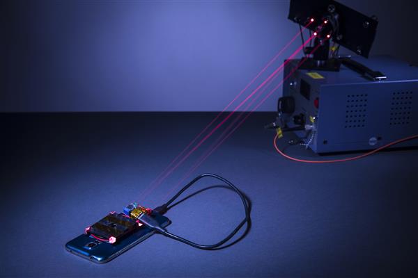 Новая 3D-печатная система “Retroreflectors” обеспечит беспроводную лазерную зарядку смартфона
