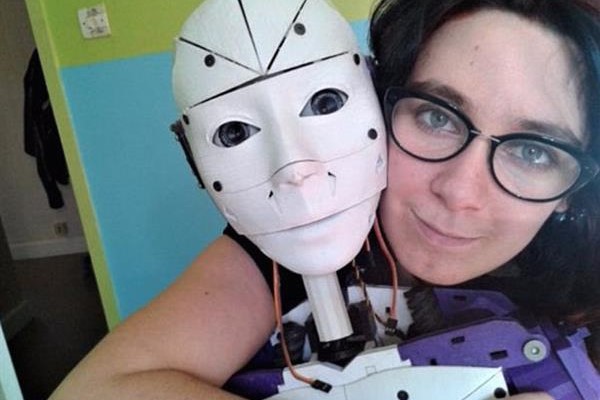 "Я согласна": женщина мечтает выйти замуж за 3D-печатного робота InMoov