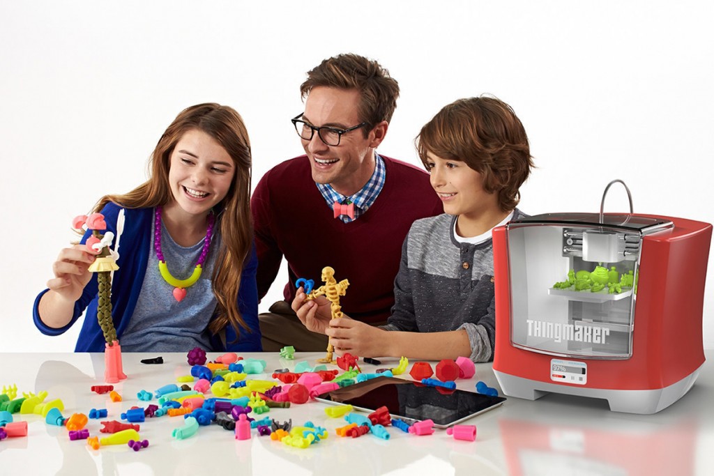 Счастливая семья с принтером ThingMaker