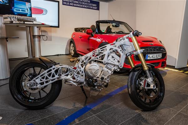 bmw-demos-futuristic-s1000rr-motorcycle-with-3d-printed-chassis-and-swingarm-1.jpg