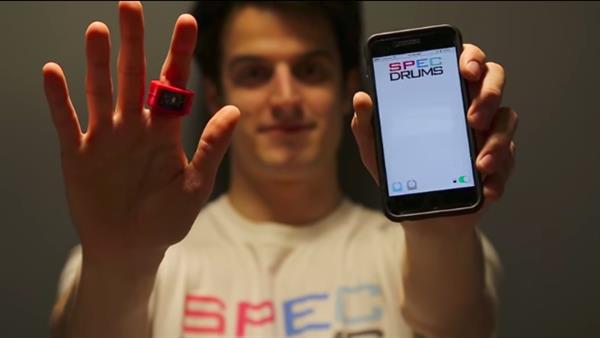 these-3d-printed-specdrum-rings-let-you-play-music-tapping-colors-4.jpg