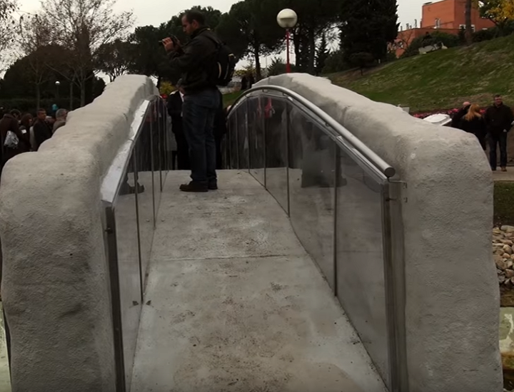 spain-unveils-worlds-first-3d-printed-pedestrian-bridge-made-of-concrete_3.png