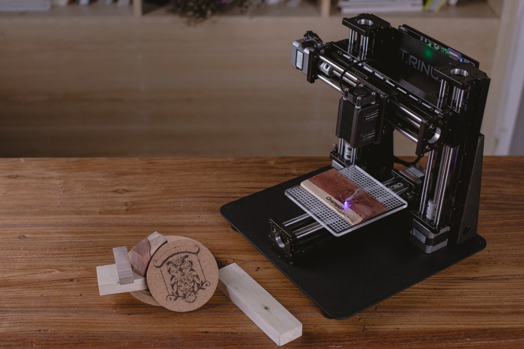 FFF 3D-принтер Trinus от компании Kodama, работа встроенного гравера