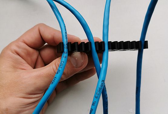 картинка Универсальный держатель кабелей диаметром 8, 6.5, 5, 4, 2.5 мм